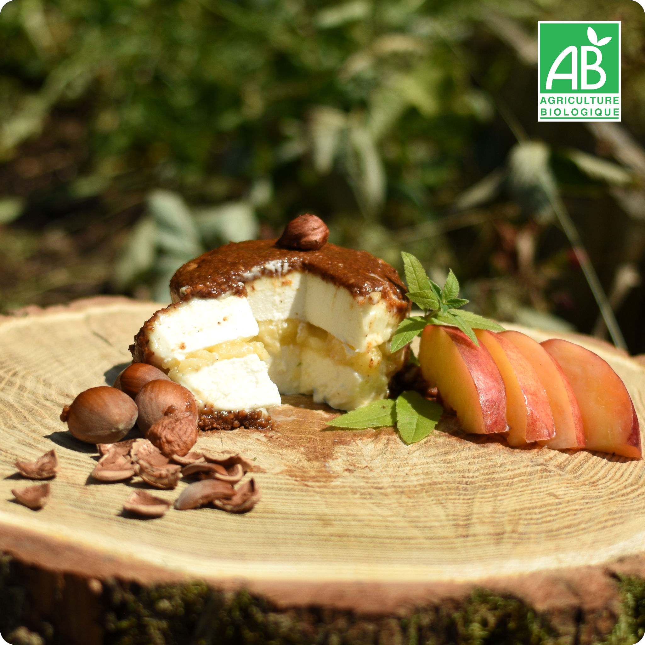 Crottin de chèvre frais sous praliné, cœur de nectarine